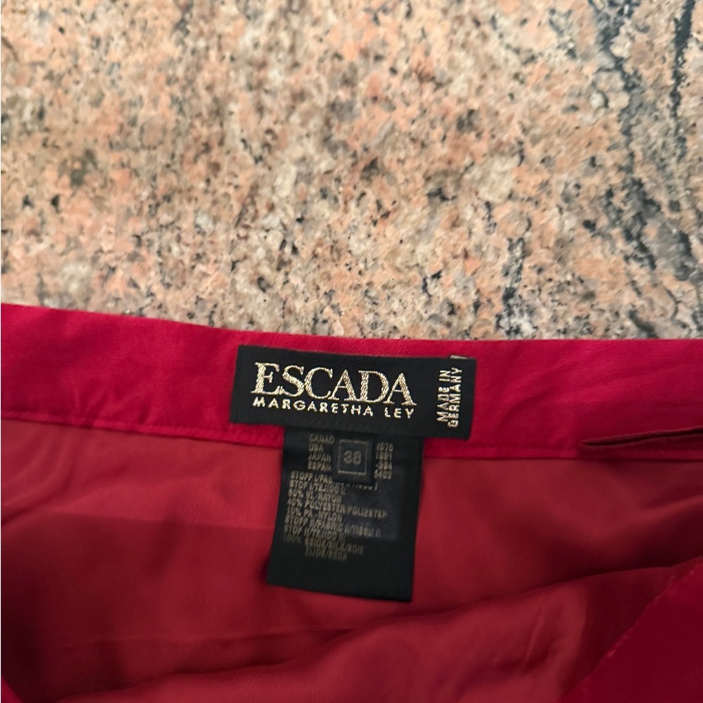 Escada Vibrant Red and Gold Abstract Pattern Blazer - Picture 4 of 4